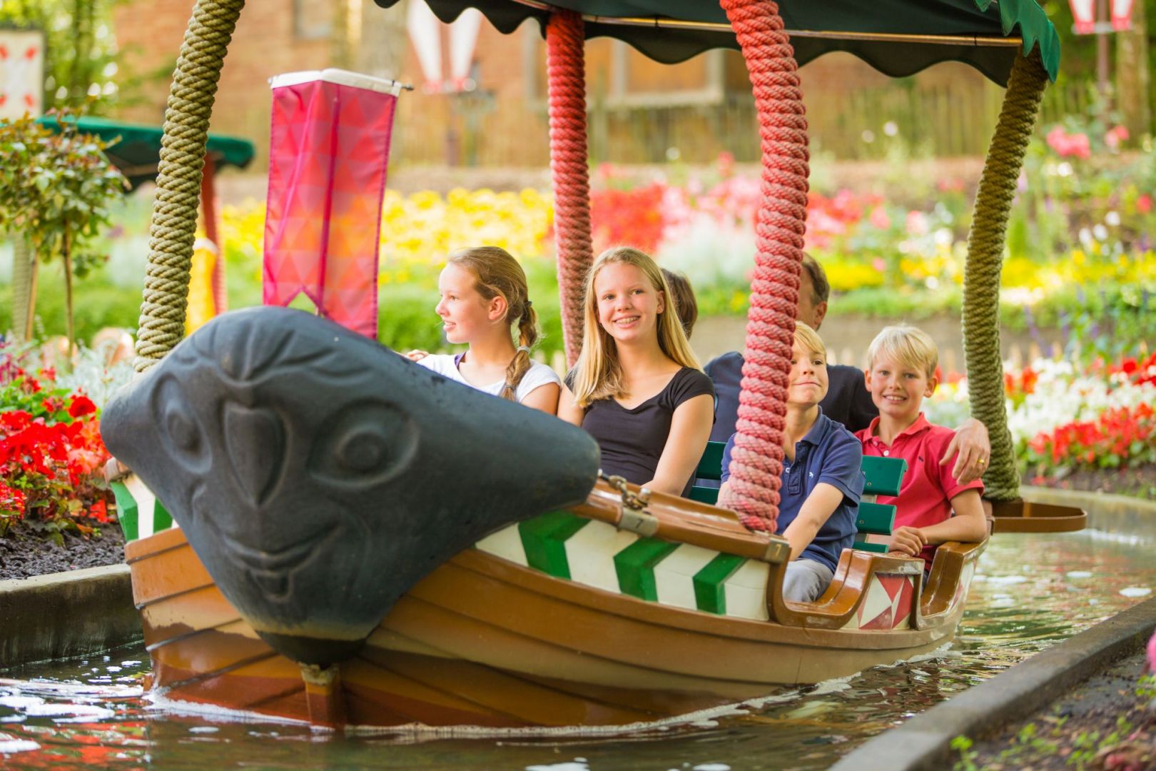 Blumenfahrt auf der Wasserbahn im Hansa Park