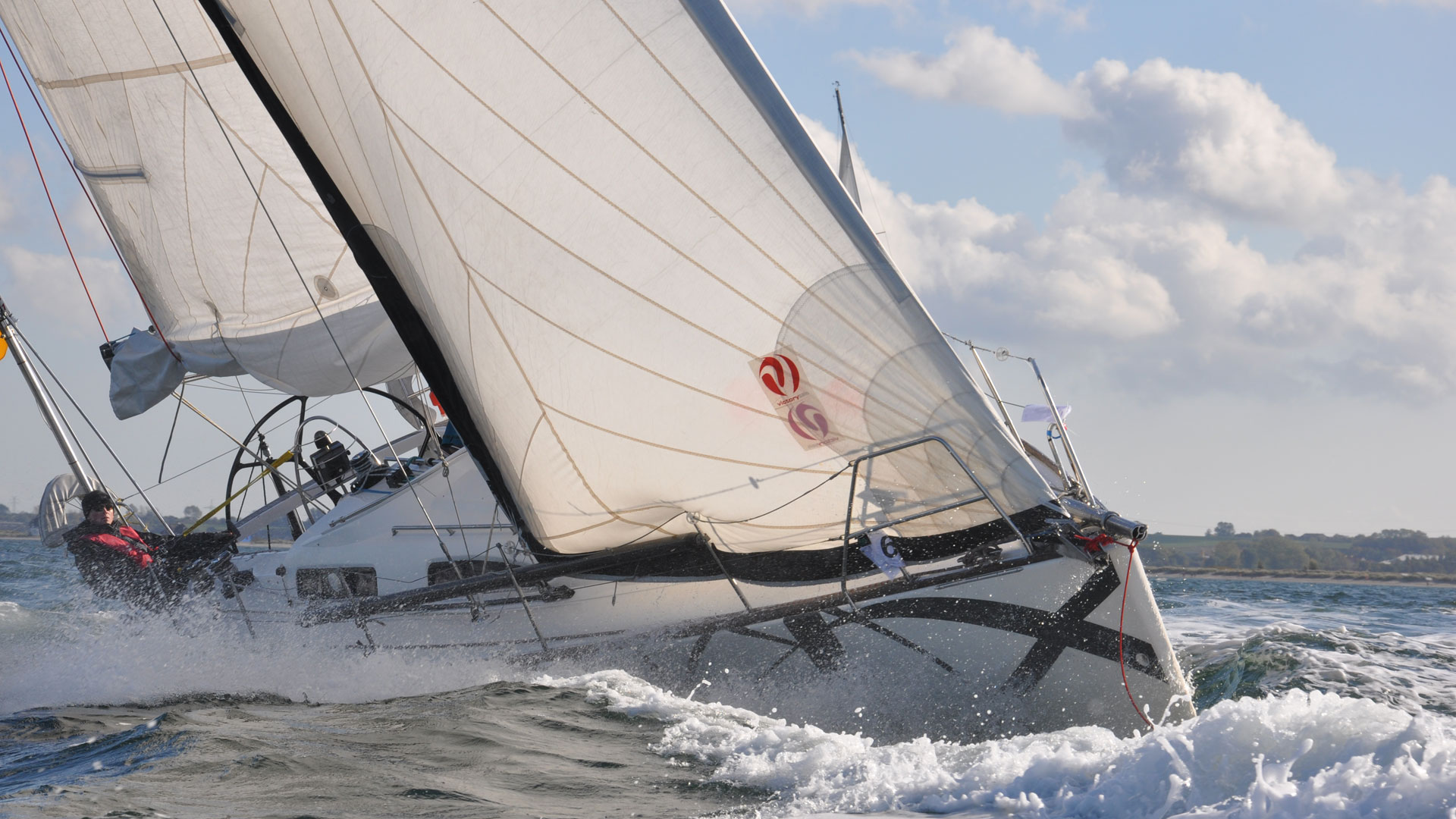 Wassersport Segeln auf der Ostsee vor Heiligenhafen